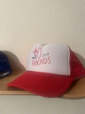 Wavy Friends 캡 (빨간색, 파란색)