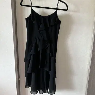프릴이 달린 블랙 슬립 드레스