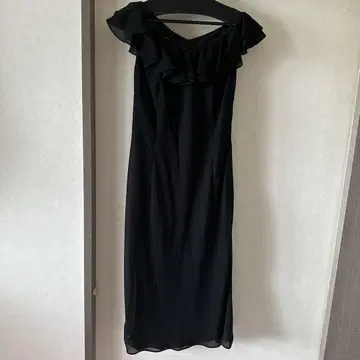 블랙 프릴 넥 드레스
