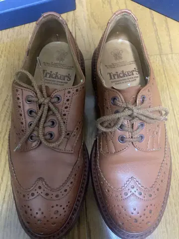 Tricker's 브라운 윙 칩 드레스 신발