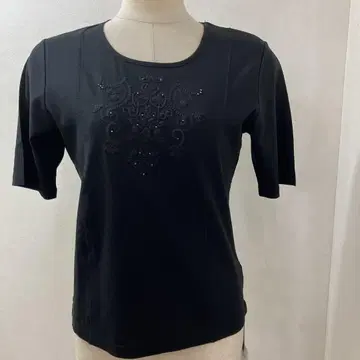 비즈 자수 블랙 반팔 티셔츠
