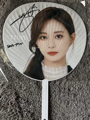 TWICE 쯔위 친필 사인 포함 부채
