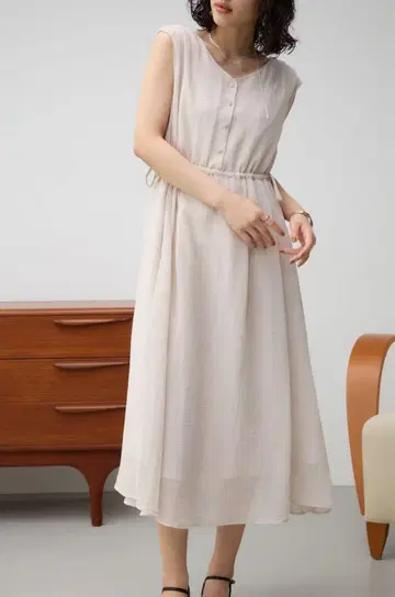 아줄바이마우지 허리 절개 소매 개더 슬리브리스 원피스