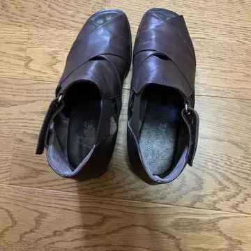 다크 브라운 가죽 크로스 스트랩 신발