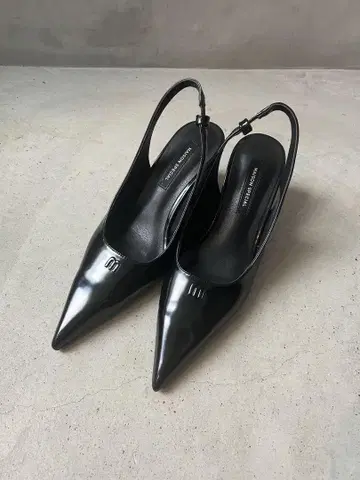 메종 스페셜 2웨이 포인트드 웨지 펌프스