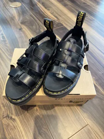 Dr. Martens 블랙 샌들