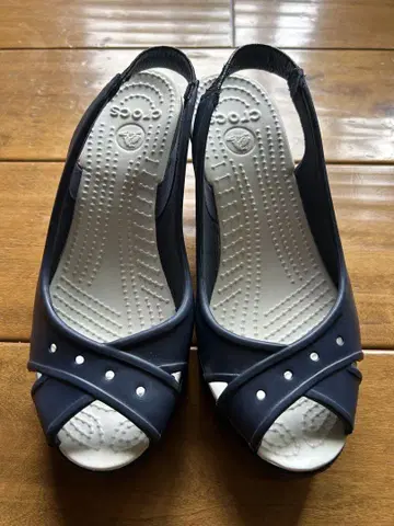 Crocs 네이비 웨지 샌들