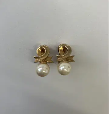 반돔 아오야마] 리본 모티브 펄 클립 귀걸이