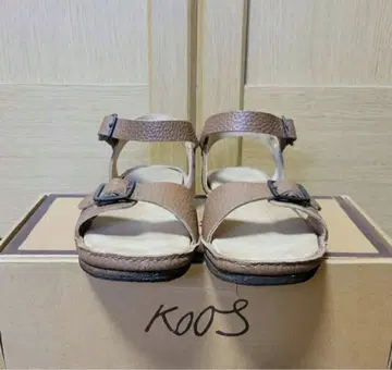 KOOS 브라운 샌들 앵클 스트랩