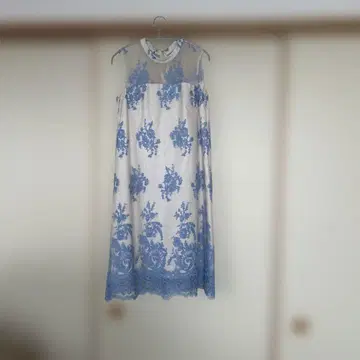꽃무늬 자수 슬리브리스 원피스