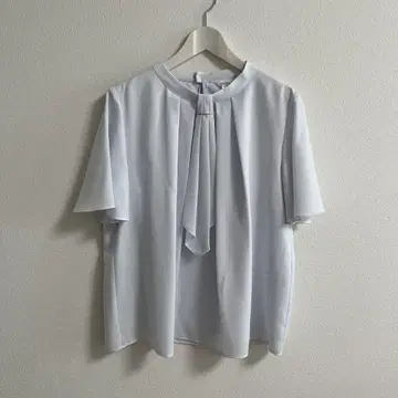 리본 포함 라이트 블루 반팔 블라우스