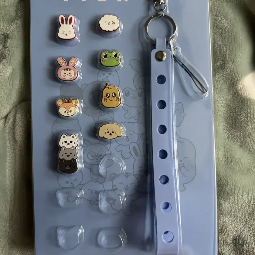 SEVENTEEN | 세븐틴 Seventeen Mini Tin Keyring & Jibbitz on
