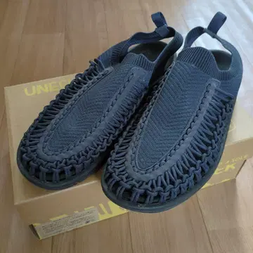 KEEN 네이비 UNEEK EVO 슬립온 샌들