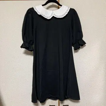 프릴이 달린 칼라 블랙 원피스