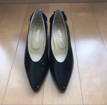 블랙 컬러 스틸레토 펌프스 23cm