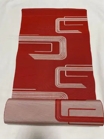 모던한 빨간색과 흰색의 기하학 패턴 나고야 오비