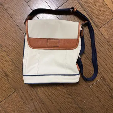 TAKEO KIKUCHI 숄더백 화이트/브라운