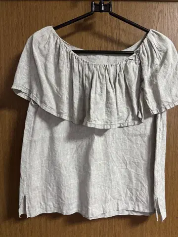 오프숄더 슬리브리스 탑 그레이