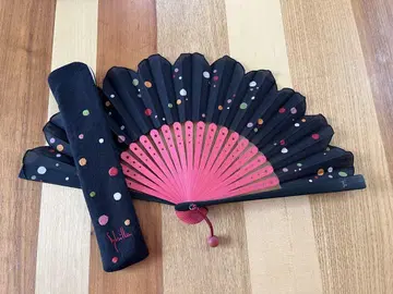 Syahila 시빌라 부채 블랙과 핑크 컬러풀한 도트 무늬