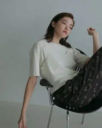 anuke 아이보리 백 오픈 티셔츠