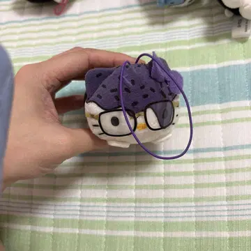 안경을 쓴 키티