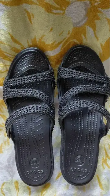 Crocs 비쥬 장식 블랙 샌들