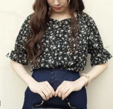 핀트 플라워 무늬 프릴 소매 블라우스 블랙