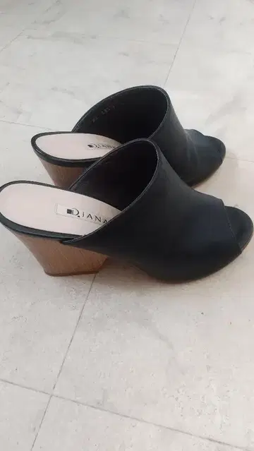 DIANA 블랙 가죽 뮬 9cm 힐