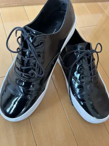 에모다 에나멜 신발