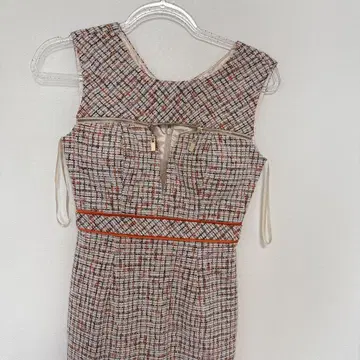 ROBE de FLEURS Glossy 슬리브리스 원피스