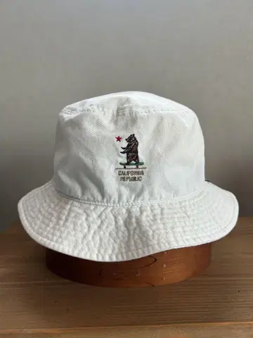 Well-Tailored 자수 버킷 햇 화이트