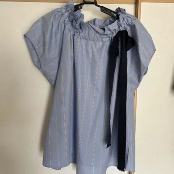 스카이블루 스트라이프 프릴 넥 반팔 블라우스