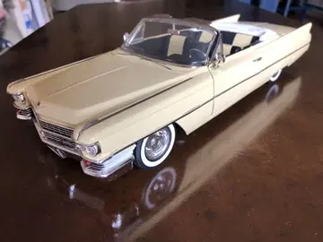 1964 캐딜락 컨버터블 1/18 스케일 미니카