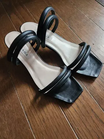 블랙 스트랩 샌들