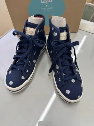 kate spade 네이비 도트 무늬 하이컷 스니커즈