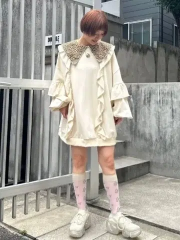 CANDY STRIPPER 프릴 맨투맨