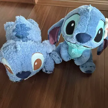 스티치 봉제 인형 별이 빛나는 하늘과 석양을 배경으로 누워있는 봉제 인형