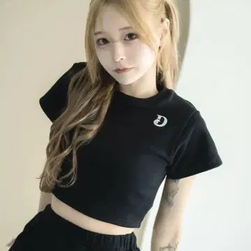 Cheri Domaine 로고 크롭 티셔츠 블랙