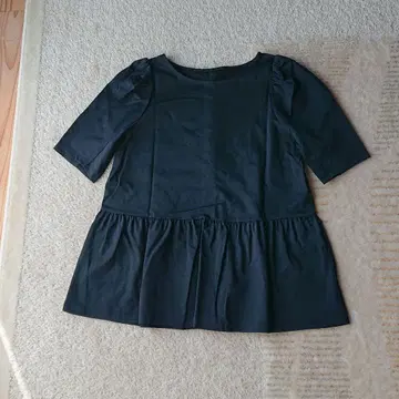 슬로토베리 필즈 백 펄 페플럼 티셔츠
