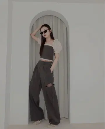사이드 컷 벨트 탭 팬츠