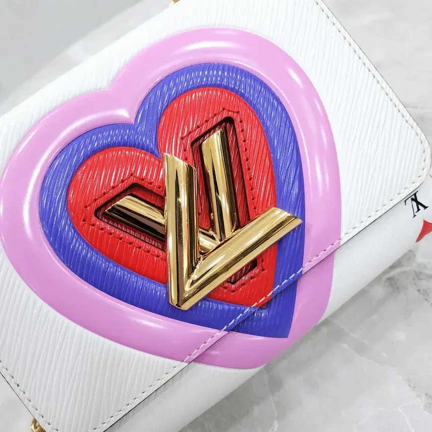 루이비통 LV 게임온 트위스트 에피 체인 숄더백 사진 6