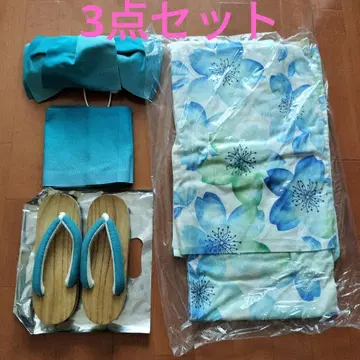 파란색과 녹색의 꽃무늬 유카타, 오비, 일본 나막신 세트