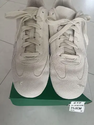 푸마 스웨이드 화이트 스니커즈 25.0cm