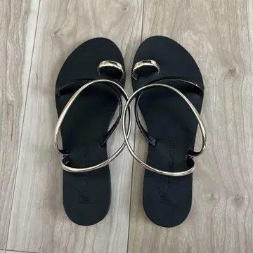 니콜라스 라이너스 블랙 플립플랍