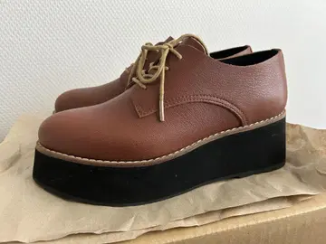 브라운 가죽 통굽 레이스업 슈즈
