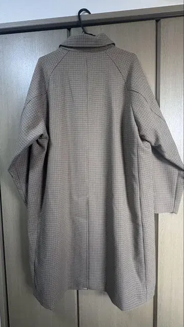 브라운 체크 무늬 트렌치코트