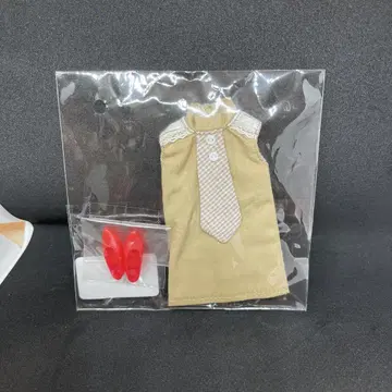리카짱 옷 갈아입기 베이지 셔츠 드레스와 빨간 신발