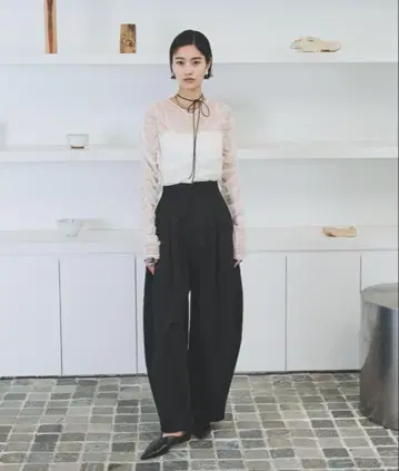 AIC. 팬츠 커브 실루엣 턱 팬츠