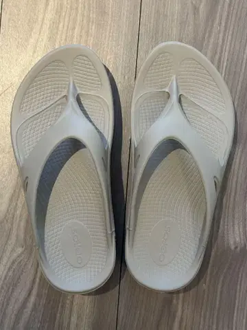 우포스 Oofos 베이지 EU38