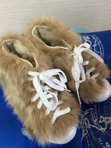 누벨 보그 귀여운 베이지 퍼 레이스업 스니커즈